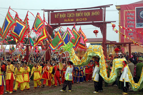 Celebran en Vietnam efervescentes fiestas primaverales